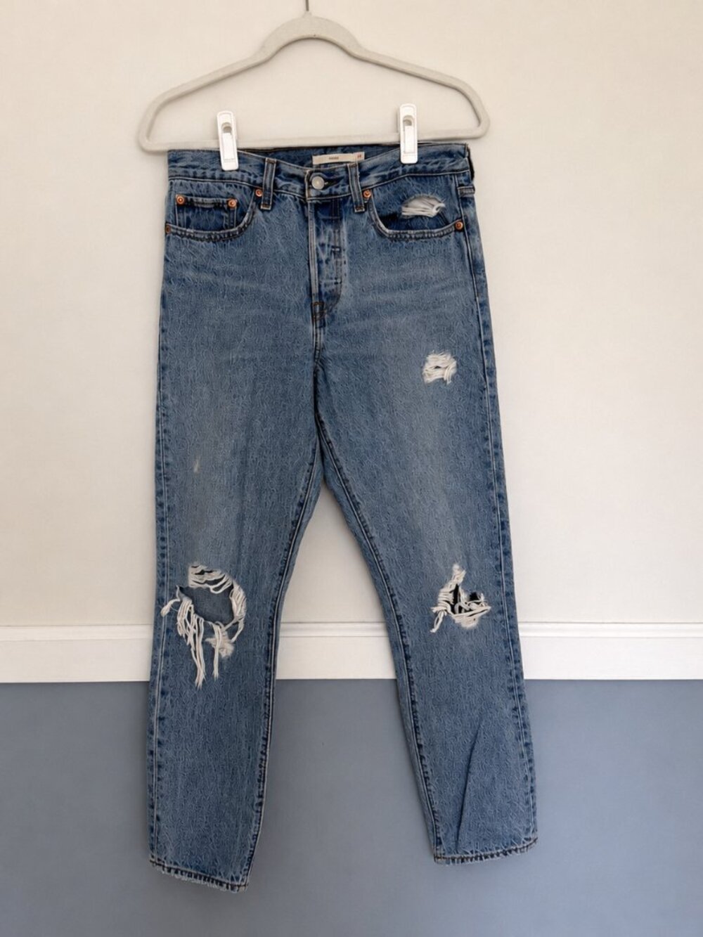 Levi's Premium Wedgie Straight Jeans Women's Size 28 Distressed Light Wash Denim